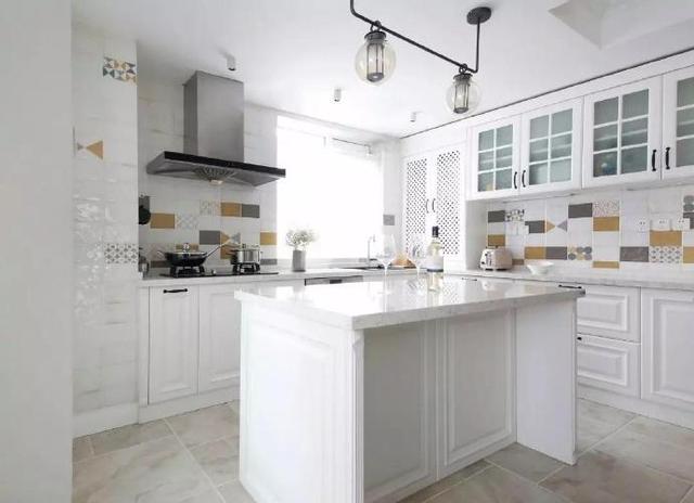 125㎡的四室一厅装修案例,纯白色极简家居