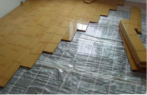 地面翻新之木地板能否直接铺在瓷砖上？有哪些注意事项？